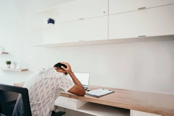 Asiáticos trabajadores masculinos deprimidos —  Fotos de Stock