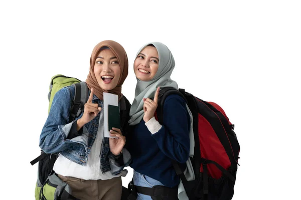 Mulher muçulmana mochileiro segurando passaporte — Fotografia de Stock