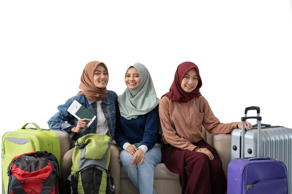 Мусульманка-путешественница сидит с чемоданом — стоковое фото