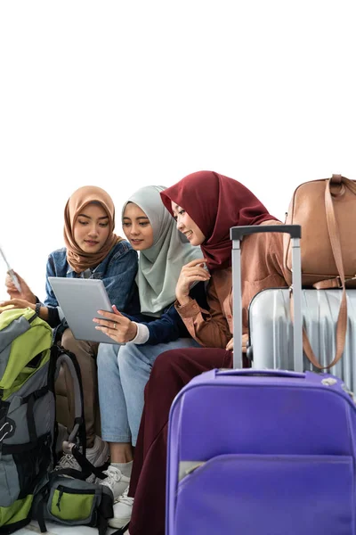 Muçulmano asiático mulher amigo sentado no aeroporto terminal — Fotografia de Stock