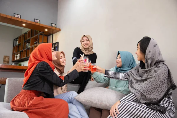 Gesluierde vrouwen chatten en drinken Cheers bij het breken van hun snel — Stockfoto
