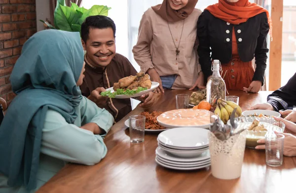 Keluarga Hijrah dengan anak-anak menikmati makanan cepat saji di ruang makan — Stok Foto