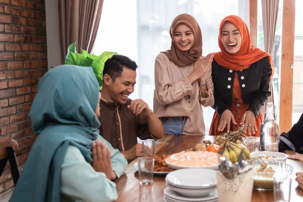 La famiglia Hijrah insieme gustare il pasto iftar — Foto Stock