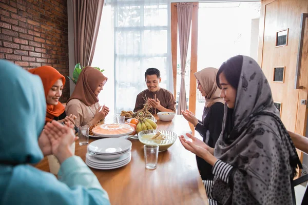 Die Hidschra-Familie betete zusammen, bevor sie das Fasten brach — Stockfoto