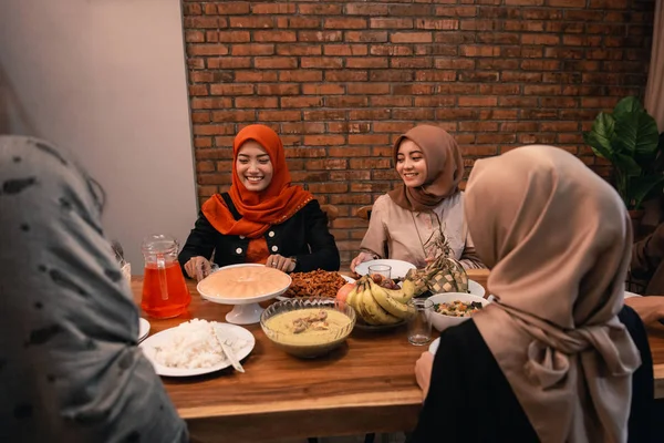 Две молодые женщины хиджаба чувствуют себя счастливыми, наслаждаясь общением — стоковое фото