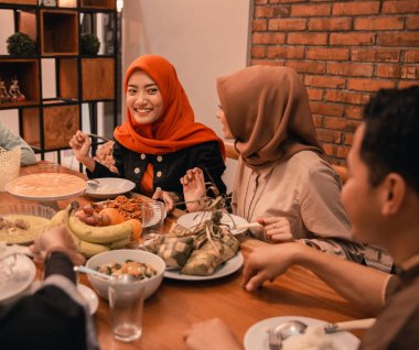 Birlikte iftar yemenin tadını çıkarırken hicret ailesinin mutluluğu