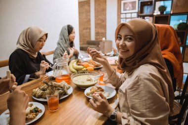 hijab gülümseyen güzel kız ve hızlı kırma yerken kamera bakmak