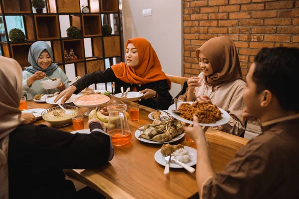 Portrait hijrah keluarga ketika melanggar cepat bersama-sama di sore hari — Stok Foto