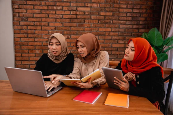 Studentengruppe, Freunde mit Laptop, digitalem Tablet und Büchern — Stockfoto