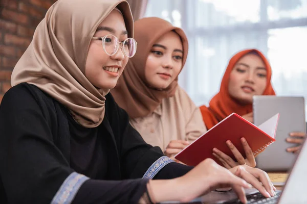 Grupp av högskolestudent, vänner med laptop, digital Tablet och böcker — Stockfoto