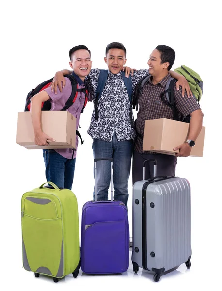 Üç asyalı erkek tatile gidiyor bavul tutarak — Stok fotoğraf