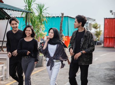 arkadaşlar birlikte yolda yürürken açık havada eğlenmek