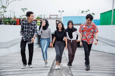 Birlikte yolda poz yürüyen genç arkadaşlar