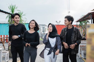 Birlikte yolda poz yürüyen genç arkadaşlar