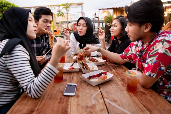 一群年轻的朋友在户外用餐 — 图库照片