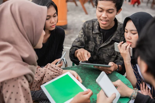 Jovens desfrutam de seus próprios gadgets — Fotografia de Stock