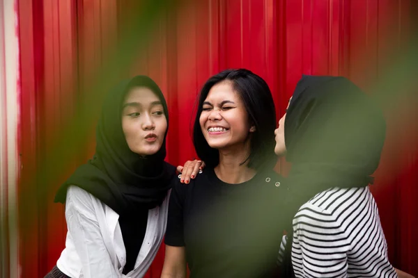Drei Frauen stehen in Pose — Stockfoto