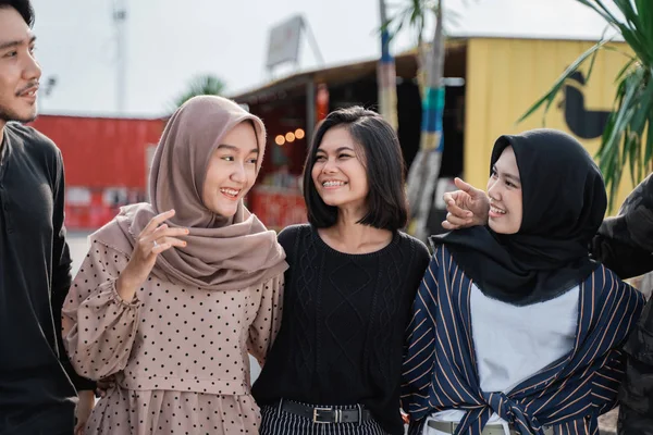 Friends having fun in outdoors — Stock Photo, Image