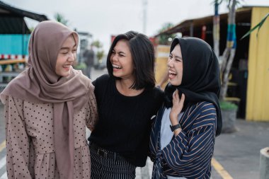 Üç genç birlikte yürüyor