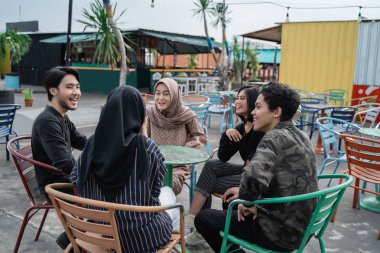 arkadaşlarınızla sohbet ve paylaşmanın keyfini çıkarın