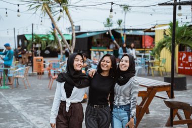 Ayakta duran gençler birlikte takılmaktan zevk alıyorlar