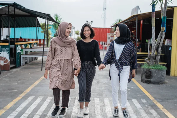Muslim wanita muda nongkrong bersama — Stok Foto