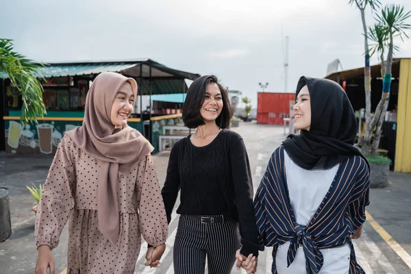 Anak muda yang bahagia tertawa bersama — Stok Foto