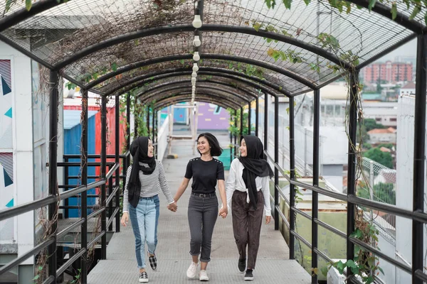 Vrienden plezier buitenshuis samen wandelen — Stockfoto