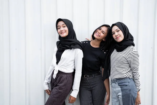 Tiga wanita berdiri berpose — Stok Foto