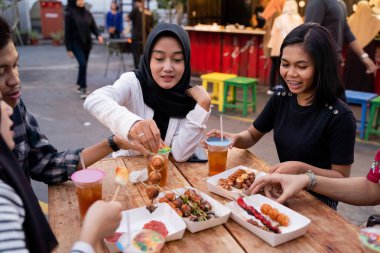 Gençler açık hava yemek salonunda birlikte öğle yemeği