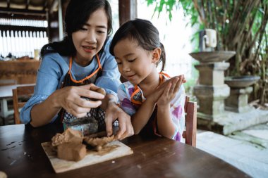 Kil yapımı çömlekçilik ile çalışan çocuk