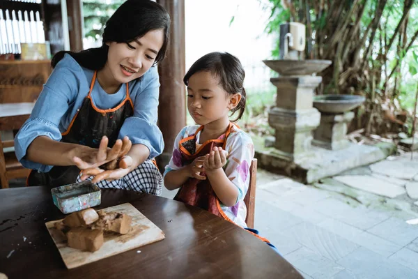 Ibu dan putri asia bekerja dengan tanah liat — Stok Foto