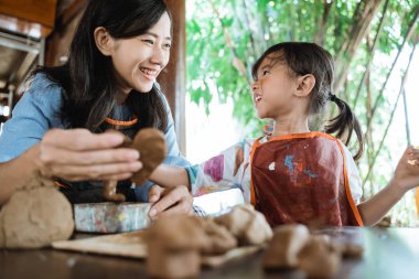 Kil yapımı çömlekçilik ile çalışan çocuk