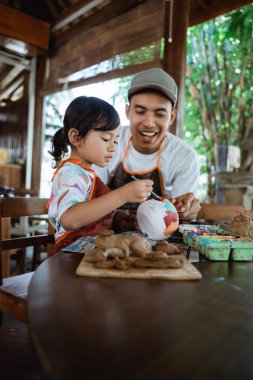 baba ve çocuk boyama çanak çömlek ürünleri