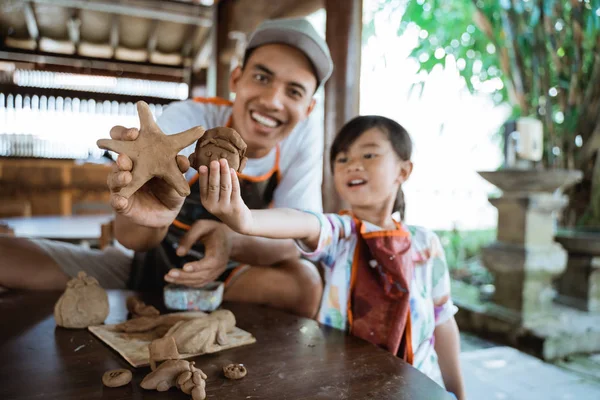 Asiático padre y hija trabajando con arcilla — Foto de Stock