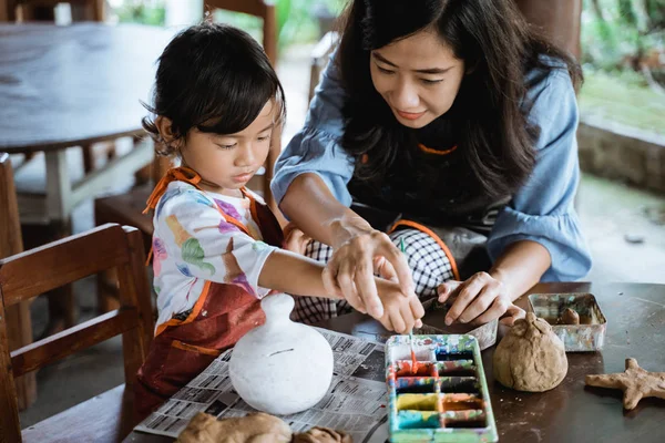 Hija aprendiendo sobre el color de pintura — Foto de Stock