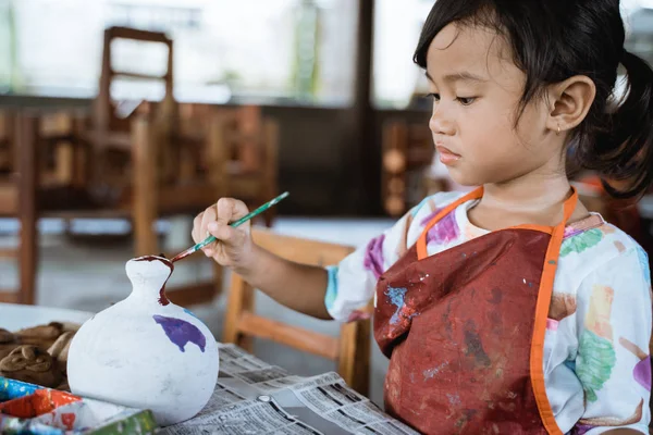 Hija aprendiendo sobre el color de pintura —  Fotos de Stock