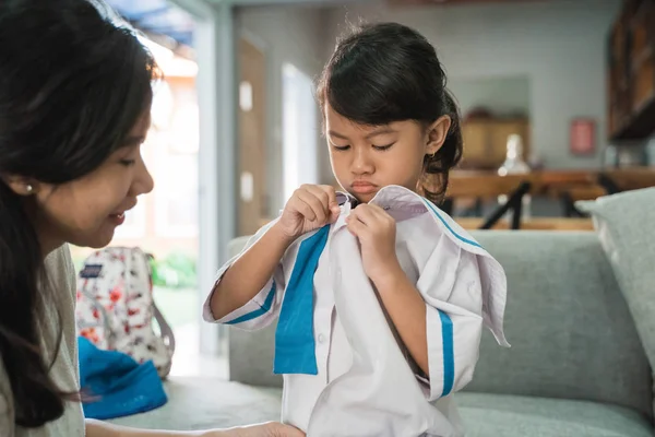 Niño pequeño preparándose para la escuela por la mañana con mamá — Foto de Stock