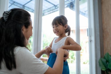 evde sabah okul üniforması giyen anaokulu öğrencisi