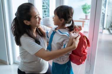 evde sabah okul üniforması giyen anaokulu öğrencisi