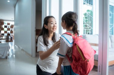 evde sabah okul üniforması giyen anaokulu öğrencisi