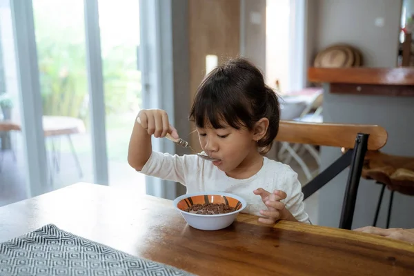 Asiático hermosa chica teniendo desayuno —  Fotos de Stock