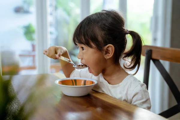 Asian beautiful girl having breakfast — Stock Photo, Image