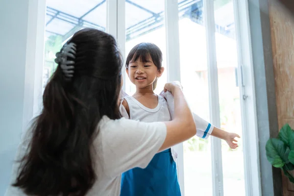 Niño pequeño preparándose para la escuela por la mañana con mamá — Foto de Stock