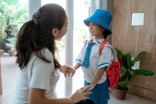 Evde sabah okul üniforması giyen anaokulu öğrencisi — Stok fotoğraf