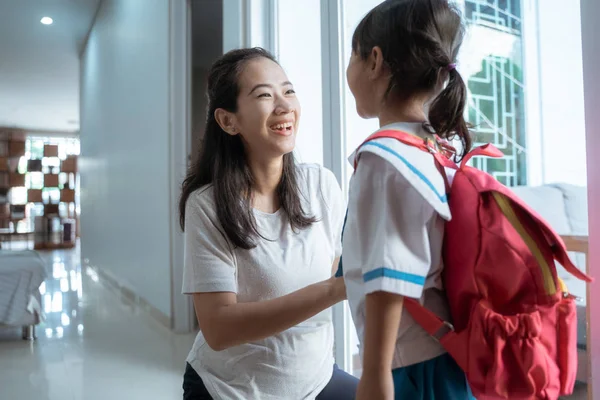 幼儿园学生早上在家穿校服 — 图库照片