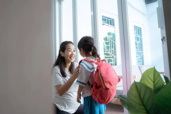 Kindergartenschülerin trägt morgens zu Hause Schuluniform — Stockfoto