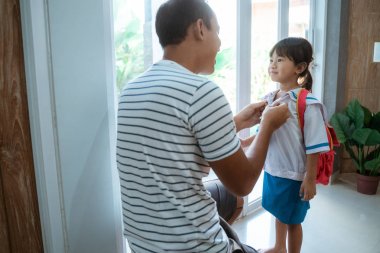 baba sabah okula hazırlanıyor onu küçük çocuk yardım