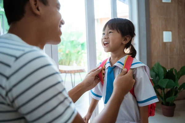 幼儿园学生穿着校服，由她父亲帮助 — 图库照片