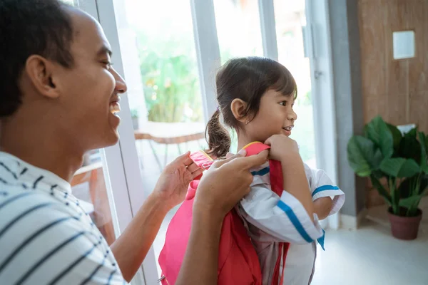 Padre ayudar a su hijo pequeño a prepararse para la escuela por la mañana — Foto de Stock